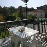 Homely Flat With Balcony And Swimming Pool Appartamento