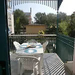 Homely Flat With Balcony And Swimming Pool דירה ביביונה