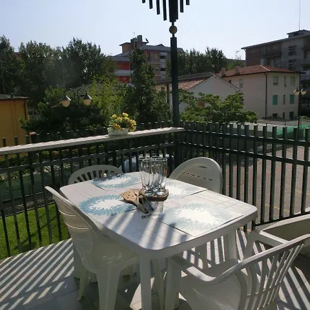 Homely Flat With Balcony And Swimming Pool דירה